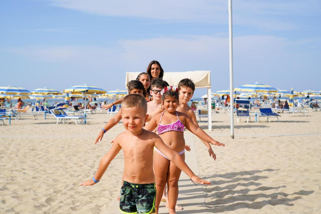 Hotel Imperial Beach Rimini Esterno foto